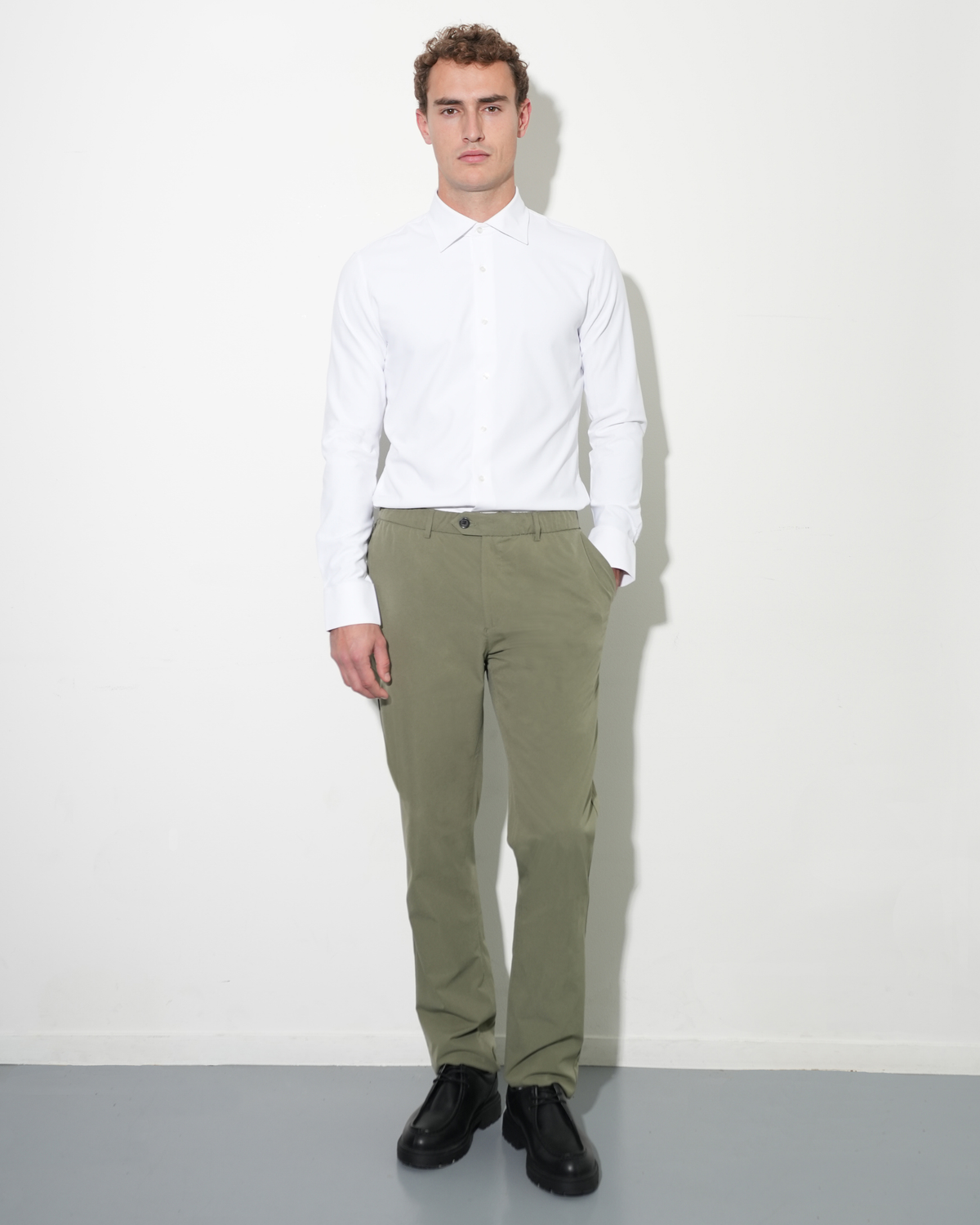 Light-weight pants olive
